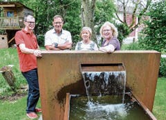 Peter Meier (Kulturkommission und Organisator «Tag der offenen Gärten»), Dino und Linda Cassol aus Sirnach in Susanna Koller Brunners Garten. (Bild: Bilder: Christoph Heer)