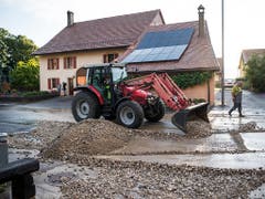 Aufräumen nach dem Gewittersturm vom Samstag in Corcelles-sur-Chavornay VD. (Bild: KEYSTONE/JEAN-CHRISTOPHE BOTT)