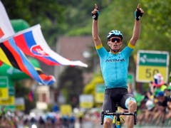 Luis Leon Sanchez aus dem kasachischen Team Astana fährt als Solosieger in Langnau ein (Bild: KEYSTONE/EPA KEYSTONE/GIAN EHRENZELLER)