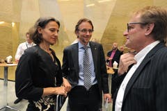 Regierungsrat Urs Janett (Mitte) mit seiner Frau Beatrice Kovodouris im Gespräch mit dem Andermatter Gemeinderat Jost Meier. (Bild: Urs Hanhart, Andermatt, 16. Juni 2019)