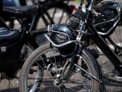 Typisch Velosolex: der Motor direkt unter der Lenkstange und über dem Vorderrad. (Bild: KEYSTONE/JEAN-CHRISTOPHE BOTT)