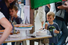 Das Publikum ist dem Fest entsprechend bunt gemischt. (Bild: Donato Caspari)