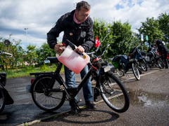 Nachtanken in Nyon: 40 Liebhaber fuhren am Wochenende mit ihrem Velosolex rund um den Genfersee. (Bild: KEYSTONE/JEAN-CHRISTOPHE BOTT)