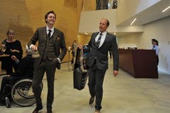 Andreas Meier, Hoteldirektor des Radisson Blu, (rechts) und Max Fane machten die Gäste mit Glocken darauf aufmerksam, die Plätze einzunehmen. (Bild: Urs Hanhart, Andermatt, 16. Juni 2019)