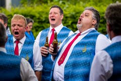 Der Männerchor Hämikon singt ein Ständchen aus frisch befeuchteter Kehle. (Bild: Philipp Schmidli, Hitzkirch, 16. Juni 2019)
