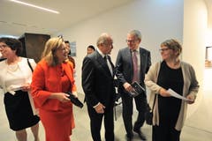 Regierungsrätin Heidi Z'graggen erschien ganz in rot. Auch dabei waren Regierungsrätin Barbara Bär (links) und Regierungsrat Urban Camenzind (rechts).