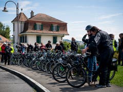Die Velosolex-Armada auf einem Trottoir am Genfersee. 40 Liebhaber fuhren am Wochenende rund um den See. (Bild: KEYSTONE/JEAN-CHRISTOPHE BOTT)