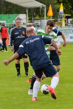 Die FCK Bodensekickers (weiss-grün) spielen gegen den FC Lion Kings (FC Zürisee). (Bild: Donato Caspari)