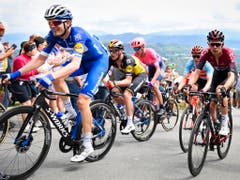Kasper Asgreen - im blauen Trikot seiner Mannschaft Deceuninck - Quick Step - kämpft sich den Berg hoch (Bild: KEYSTONE/EPA KEYSTONE/GIAN EHRENZELLER)