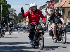 Gute Laune mit 30 km/h: Teilnehmer der Umrundung des Genfersees mit ihren Lieblingsuntersätzen bei der Ortsdurchfahrt in Rolle. (Bild: KEYSTONE/JEAN-CHRISTOPHE BOTT)