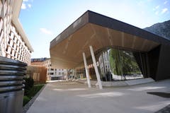 Die neue «Andermatt Konzerthalle» ragt wie ein Eisberg aus dem Boden. (Bild: Urs Hanhart, Andermatt, 16. Juni 2019)