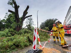 Die Feuerwehr in Genf hatte nach dem Unwetter vom Samstag alle Hände voll zu tun. (Bild: KEYSTONE/MARTIAL TREZZINI)