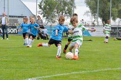 FCK Family Day in Kreuzlingen: Hier spielen die Bambini des FC Kreuzlingen gegen die der AS Calcio (blau). (Bild: Donato Caspari)