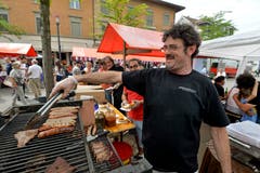 Bei den Argentinierts gibt es Wurst, Fleisch und gute Laune. (Bild: Donato Caspari)
