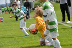 FCK Family Day in Kreuzlingen: Hier spielen die Bambini des FC Kreuzlingen gegen die der AS Calcio (blau). (Bild: Donato Caspari)
