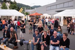 Tische und Sitzgelegenheiten waren Neuigkeiten im Konzept des Musikfestivals. (Bild: Sascha Erni)