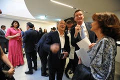 Investor Samih Sawiris (Mitte) zeigte sich am Eröffnungskonzert bestens gelaunt. (Bild: Urs Hanhart, Andermatt, 16. Juni 2019)
