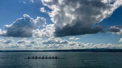 Ein Ruderachter auf dem Zugersee. (Bild: Peter Bumbacher, 16. Juni 2019)