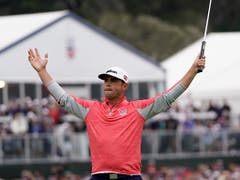 Gary Woodland in der Pose des Siegers nach dem letzten Putt (Bild: KEYSTONE/AP/DAVID J. PHILLIP)