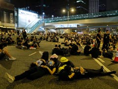 Mehrere hundert Demonstranten harrten in Hongkong auch in der Nacht auf Montag auf den Strassen aus. (Bild: KEYSTONE/AP/VINCENT YU)