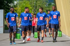 Eric Tia Chef, Daniel Follonier, Filip Ugrinic und Tsiy William Ndenge (von links) laufen in Richtung Trainingsplatz. (Bild: Martin Meienberger / Freshfocus, Luzern, 17. Juni 2019)