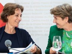 Verteidigungsministerin Viola Amherd (rechts) stellt vor den Bundeshausmedien Monica Duca Widmer vor. Duca Widmer soll Präsidentin des Verwaltungsrates der Ruag-Beteiligungsgesellschaft werden. (Bild: Keystone/PETER SCHNEIDER)