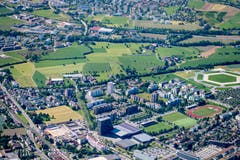Die Arena (ganz rechts auf dem Bild) entsteht im Herti-Quartier. Die Umrisse der riesigen Tribüne sind auch aus der Luft deutlich erkennbar. (Bild: Andreas Busslinger / Swiss-Image)