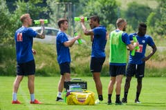 Marvin Schulz, Marco Burch, Lucas Alves, Christian Schneuwly und Eric Tia Chef (Luzern) erfrischen sich. (Bild: Martin Meienberger / Freshfocus, Luzern, 17. Juni 2019)