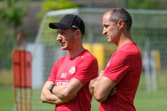 Athletiktrainer und Leistungsdiagnostiker Michael Müller und Trainer Thomas Häberli schauen sich das erste Training an. (Bild: Martin Meienberger / Freshfocus, Luzern, 17. Juni 2019)