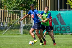 Lucas Alves (links) gegen Filip Ugrinic. (Bild: Martin Meienberger / Freshfocus, Luzern, 17. Juni 2019)