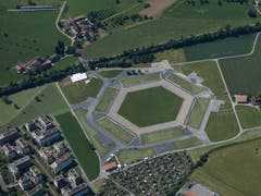 Das Esaf-Gelände während eines Gleitschirmfluges vom Zugerberg (Bild: Urs Lang, Zug, 13. Juni 2019)