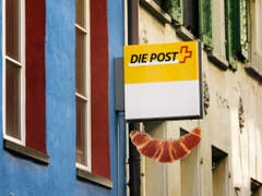 Das Modell der Postagenturen funktioniert gemäss Aufsicht gut: Das Schild für die Postagentur in der Bäckerei Merz in Luzern. (Bild: KEYSTONE/CHRISTIAN BEUTLER)