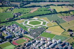 Die Umrisse der riesigen Tribüne sind auch aus der Luft deutlich erkennbar. (Bild: Andreas Busslinger / Swiss-Image)