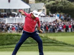 Der grösste Augenblick in der Karriere des Gary Woodland: Der Ball ist auf dem letzten Green im Loch verschwunden (Bild: KEYSTONE/EPA/ERIK S. LESSER)
