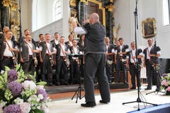 Nicht nur die Sänger, auch der Dirigent gibt bei diesem Gesangsvortrag alles. (Bild: PD)