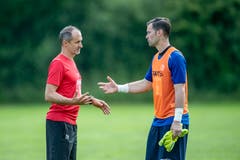 FCL-Trainer Thomas Häberli (links) spricht mit Torhüter David Zibung. (Bild: Urs Flüeler / Keystone)