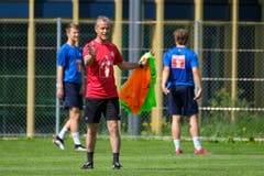 Assistenztrainer Thomas Binggeli zeigt, wie es geht. (Bild: Martin Meienberger / Freshfocus, Luzern, 17. Juni 2019)