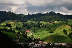 Licht und Schatten über dem Dorf Luthern (Bild: Ledi Herzog, 16. Juni 2019)