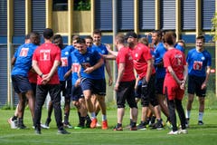 Stefan Knezevic (Mitte mit den orangen Schuhen) ist nach seiner langen Verletzungspause zurück im Team. (Bild: Martin Meienberger / Freshfocus, Luzern, 17. Juni 2019)