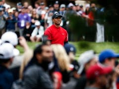 Obwohl er keine Chance auf den Sieg mehr hatte, zog Tiger Woods in der Schlussrunde das grösste Interesse der Fans auf sich (Bild: KEYSTONE/EPA/ETIENNE LAURENT)