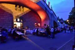 Gemütliches Beisammensein in der Abenddämmerung. (Bild: PD)