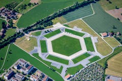 Die Umrisse der riesigen Tribüne sind auch aus der Luft deutlich erkennbar. (Bild: Andreas Busslinger / Swiss-Image)