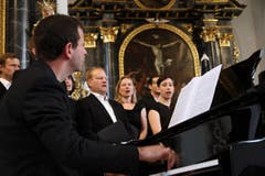 Blickkontakt zwischen dem Pianisten und den Sängerinnen und Sängern. (Bild: PD)