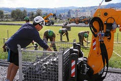 Beim Aufbau helfen auch Armeeangehörige und Zivilschützer mit. (Bild: Andy Mettler / Swiss-Image)