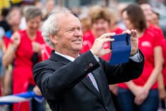 ...auch Regierungsrat Paul Winiker (SVP) griff zur Handykamera.