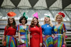 Diese 5 Damen bilden zusammen ein ganzes Kunstwerk. (Bild: AP Photo/Tim Ireland, Ascot, 18. Juni 2019)