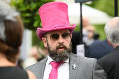 Dieser Mann überzeugt mit einer pinkfarbenen Variante des klassischen Zylinders. (Bild: Leon Neal/Getty Images, Ascot, 18. Juni 2019)