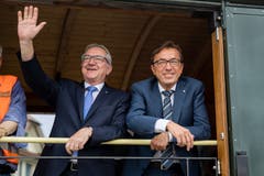 Noch-Regierungspräsident Robert Küng (links, FDP) und Kantonsratspräsident Josef Wyss (CVP) kommen mit dem Extrazug aus Luzern an.