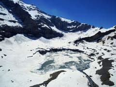 Der Griesssee am Tag nach dem Überlauf aus der Vogelperspektive. (Bild: Stefan Simmen, Spiringen, 17. Juni 2019)