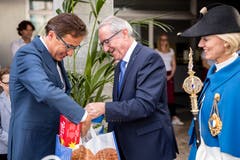 Der Willisauer Regierungspräsident Robert Küng (Mitte) schenkt dem neuen Kantonsratspräsident Josef Wyss Willisauerringli.